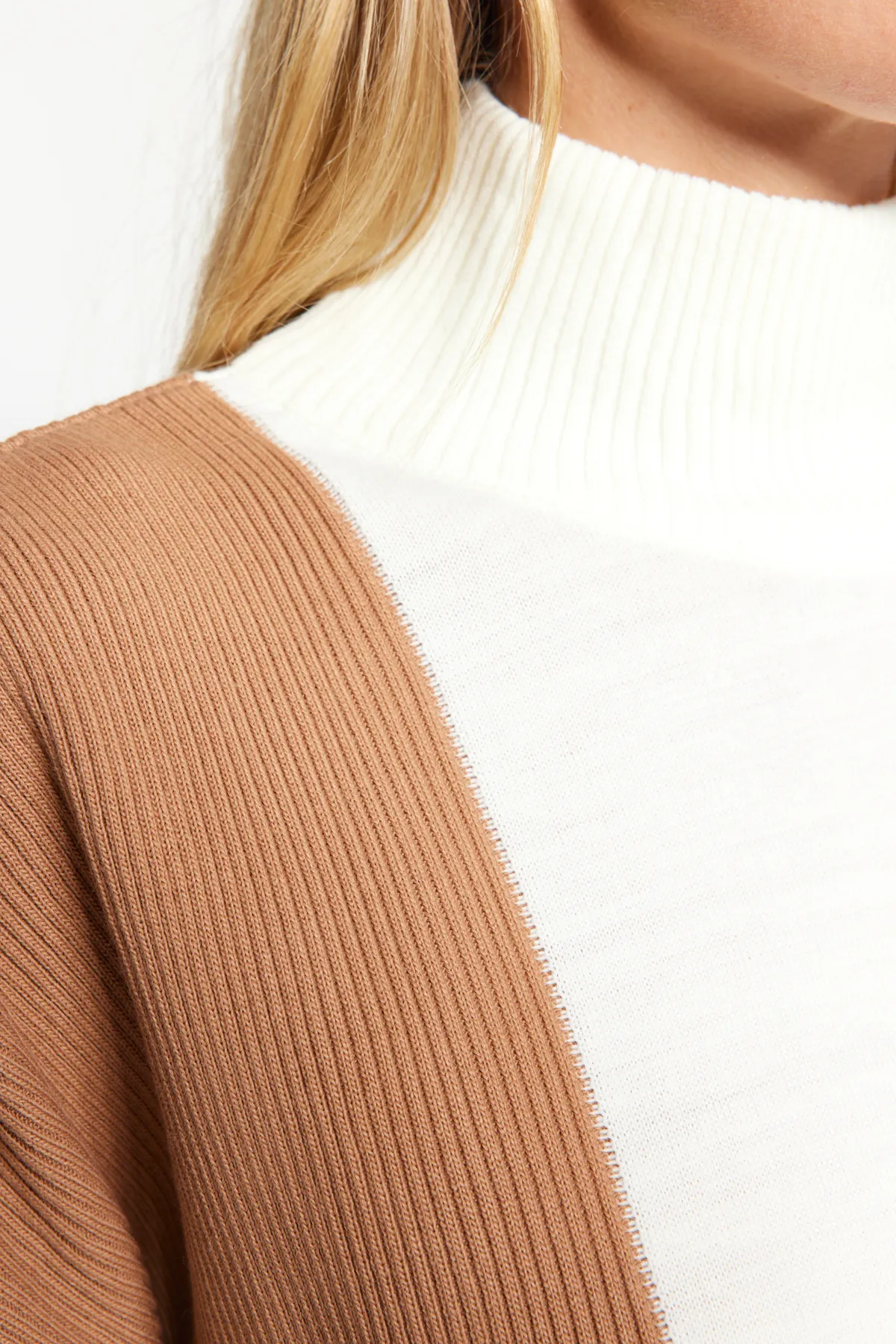 Trendyol Modest  Kamelfarbenes Strickoberteil- und -unterteil-Set mit Pullover und Hose im Blockfarbendesign TCTAW24US00059