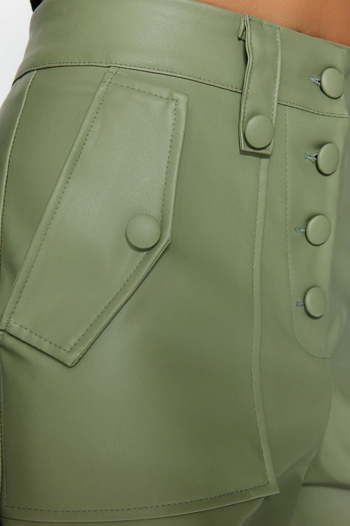 Trendyol Collection  Grüne Karottenhose aus gewebtem Kunstleder mit Knopfleiste vorne TWOAW22PL0083