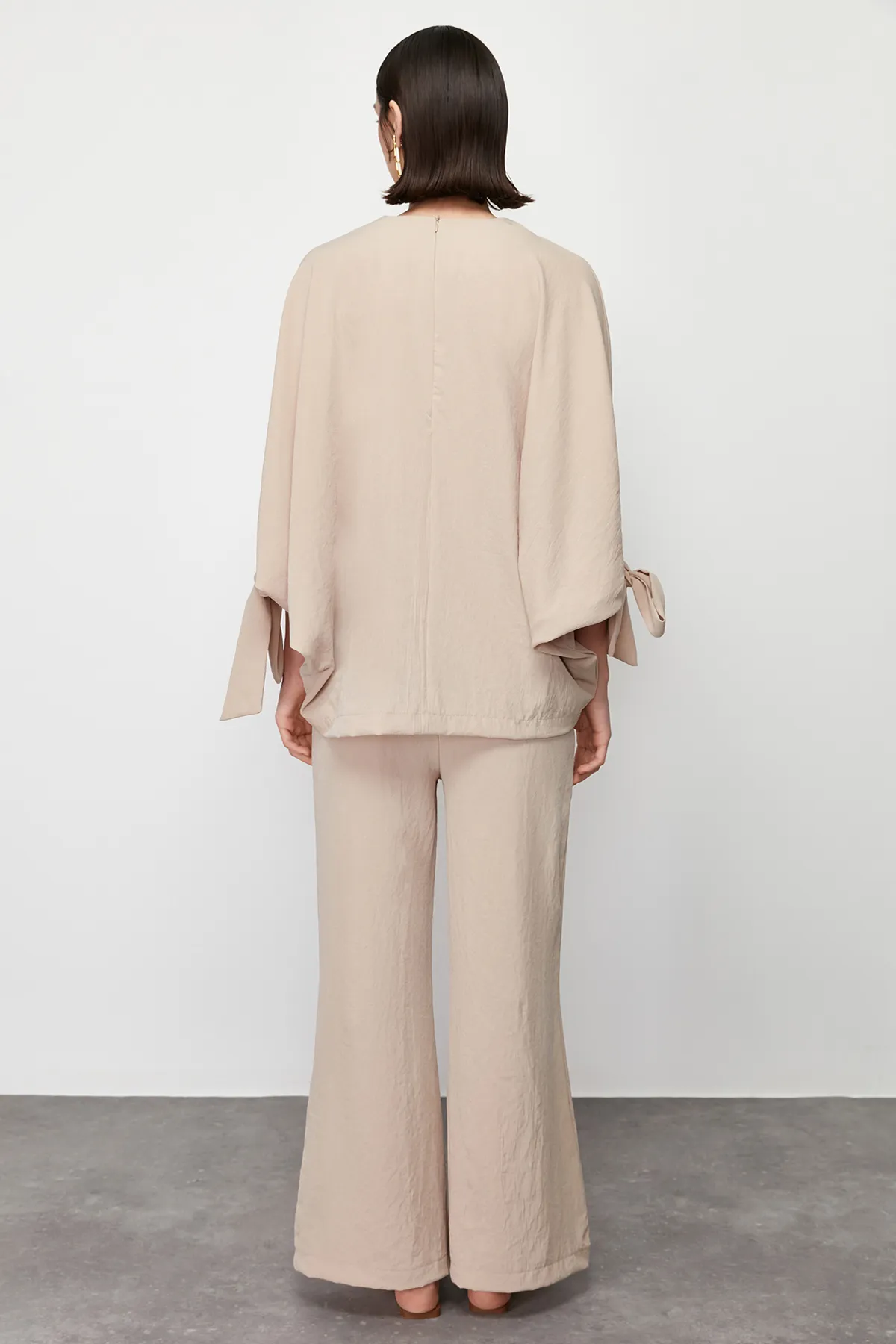 Trendyol Modest  Set aus gewebter Aerobin-Tunika und Hose mit Fledermausärmeln in Stein TCTSS23US00043