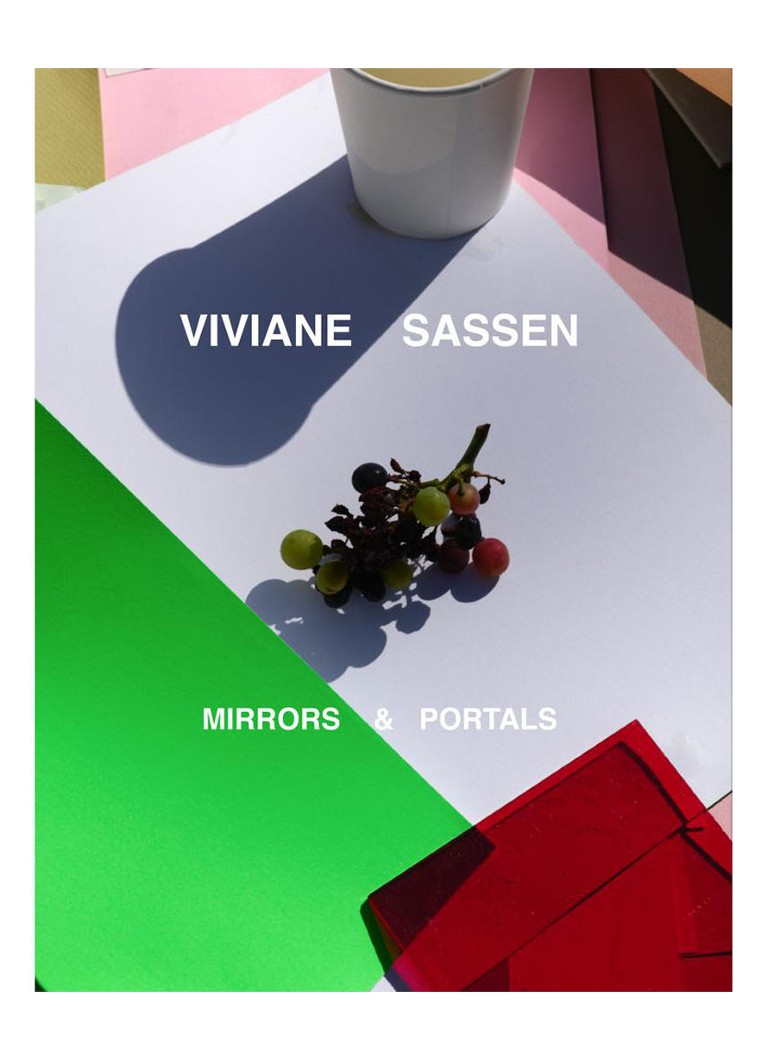 Viviane Sassen: Oglinzi și portaluri
