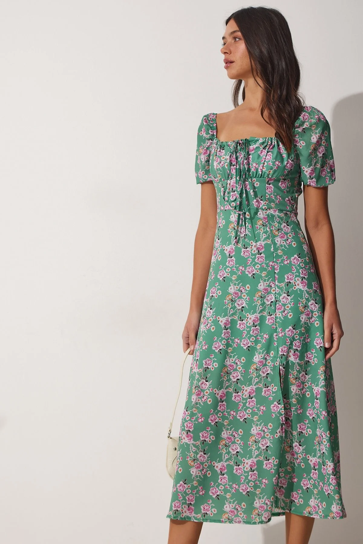 Happiness İstanbul  Grünes Damen-Sommerkleid mit gerafftem Kragen und floraler Satinoberfläche FF00125