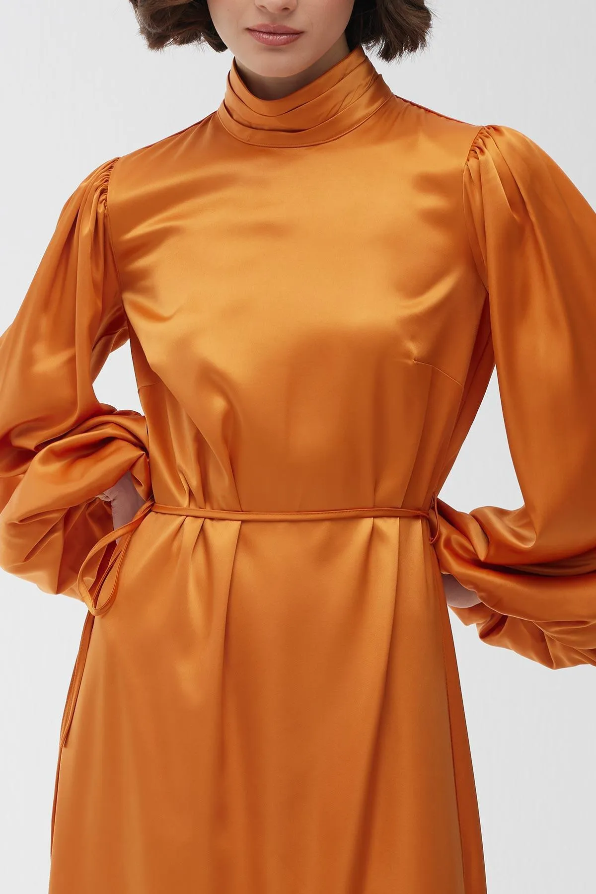 Manuka  Abendkleid aus Satin mit Ballonärmeln in Orange