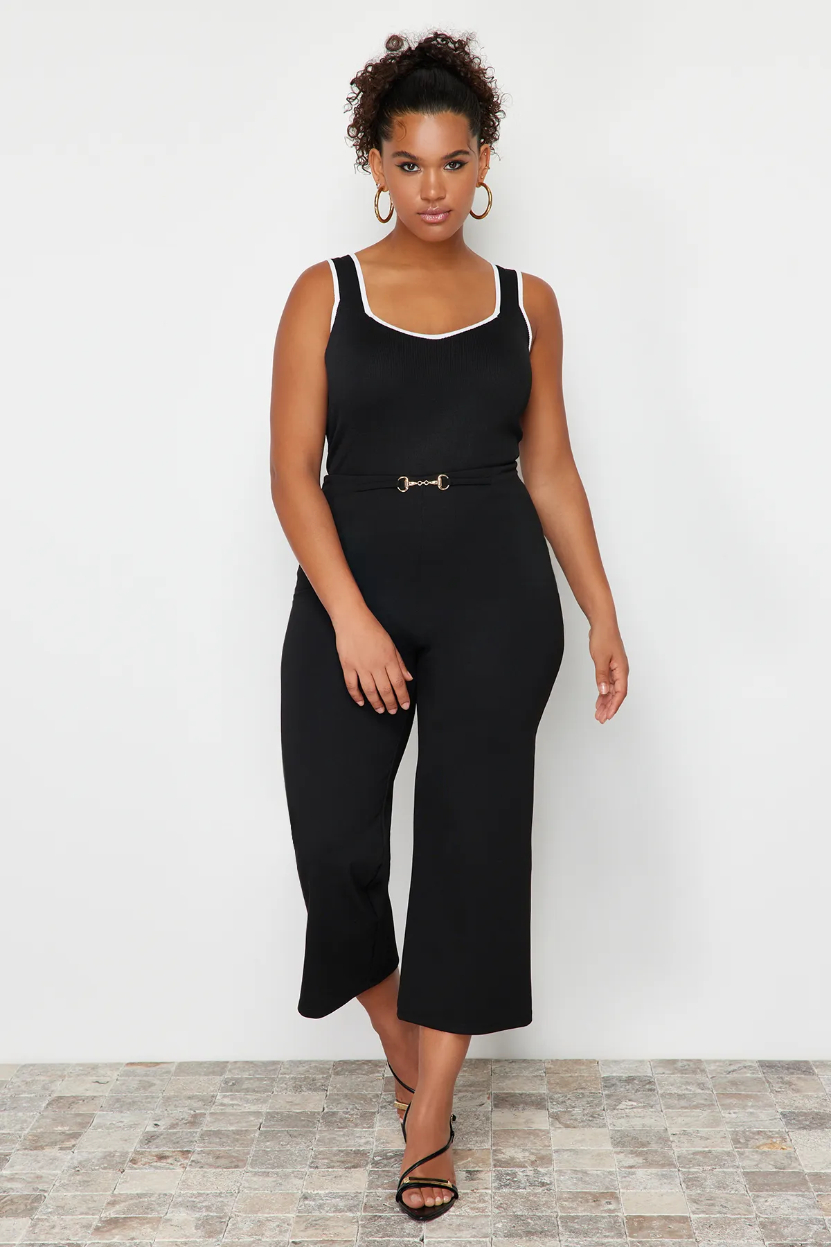 Trendyol Curve  Schwarze, figurbetonte Strickbluse TBBSS24AF00052