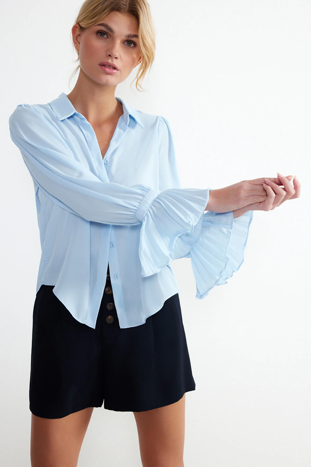 Trendyol Collection  Babyblaues gewebtes Hemd mit spanischen Ärmeln - Regular Fit TWOAW22GO0487