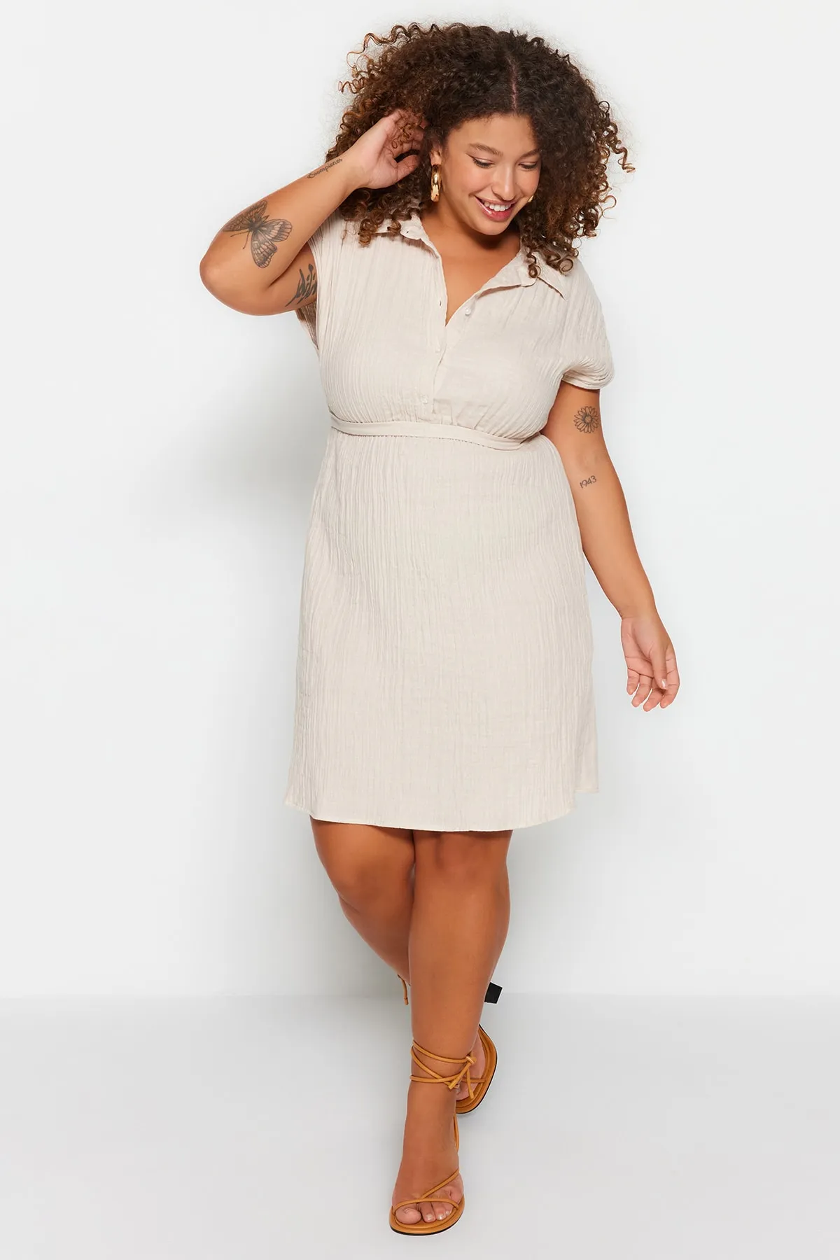 Trendyol Curve  Beiges gewebtes Kleid mit Gürtel TBBSS23AH00142