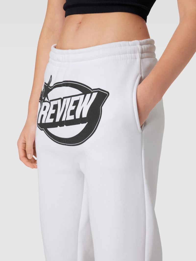 Sweatpants mit Label-Print in weiß