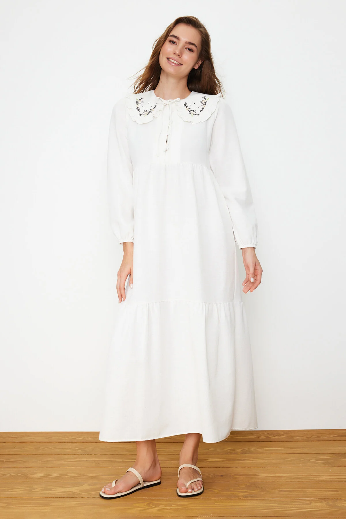 Trendyol Modest  Ecrufarbenes, gewebtes Kleid mit halber Knopfleiste und besticktem Kragen in Leinenoptik TCTSS23EB00257