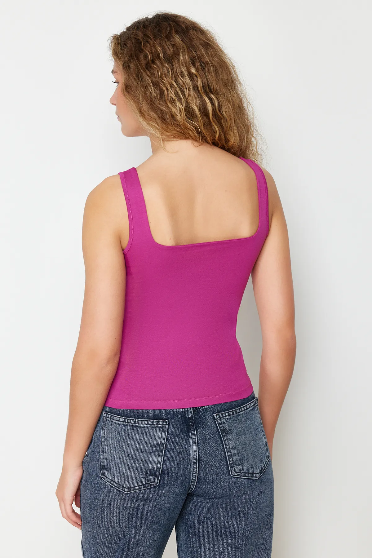 Trendyol Collection  Fuchsiafarbenes figurbetontes Strick-Tanktop mit eckigem Kragen und Riemchendesign TWOSS24AL00036