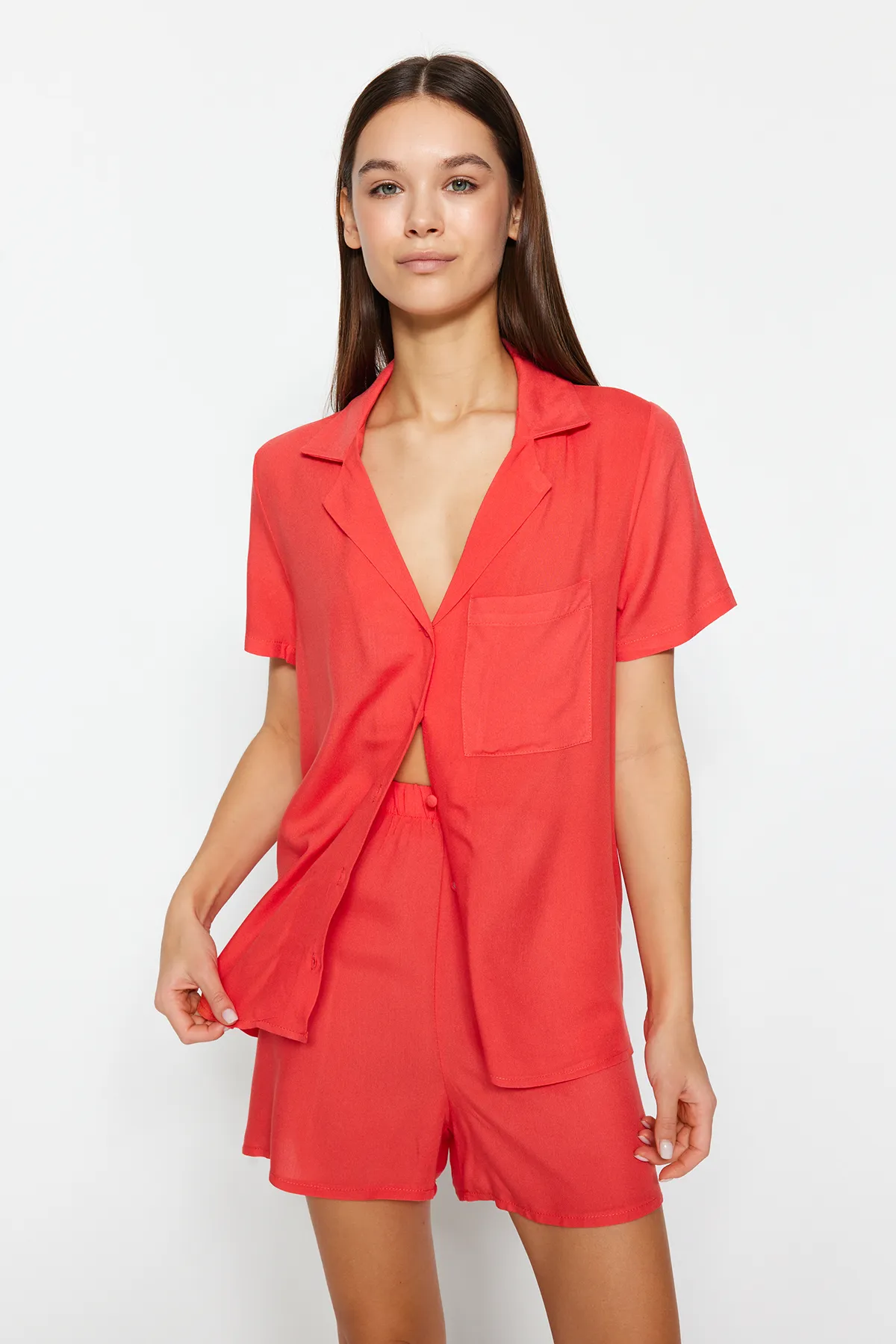 Trendyol Collection  Pyjama-Set aus gewebtem Hemd und Shorts aus Viskose mit Granatapfelblüten THMSS19PT0004