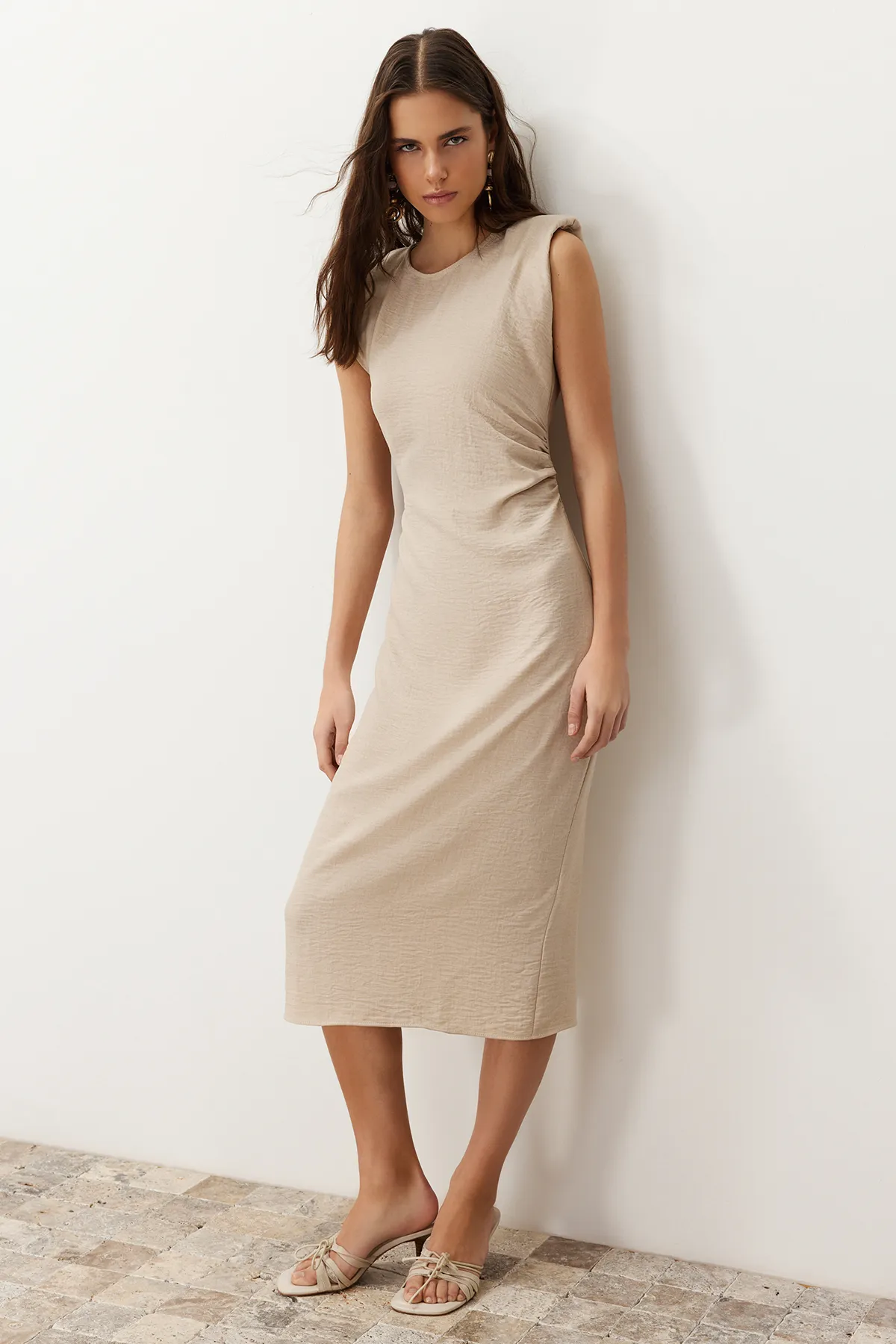 Trendyol Collection  Gewebtes Midikleid in Nerzfarbe TWOSS24EL00619