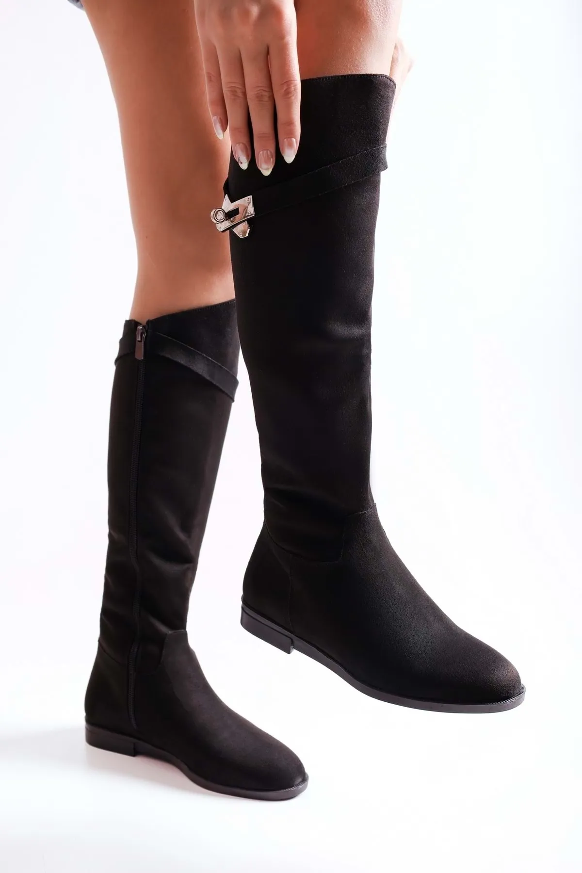 Shoeberry  Damen-Stiefel Meroni aus schwarzem Wildleder mit Schnalle. Schwarzes Wildleder
