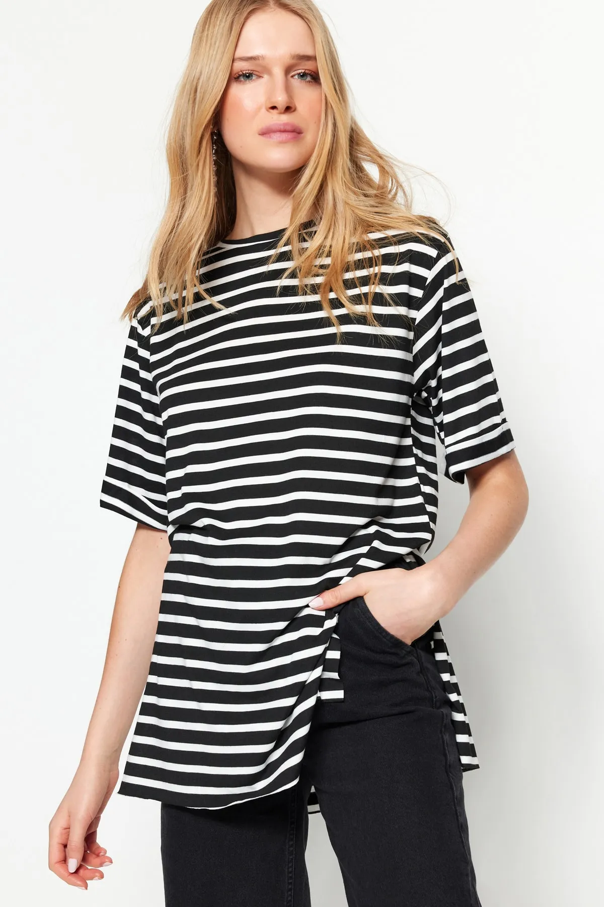 Trendyol Collection  Schwarz gestreiftes, geschlitztes, detailliertes, übergroßes/weites Strick-T-Shirt mit Rundhalsausschnitt TWOSS23TS00097