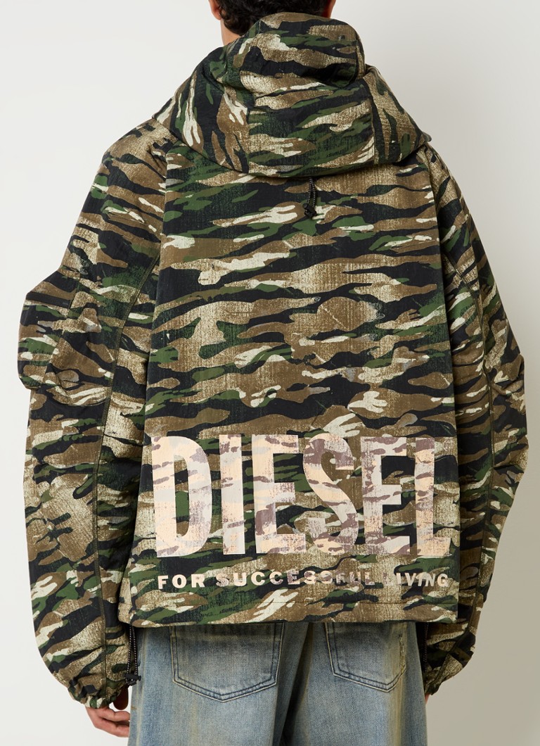 Giacca Diesel AMWT-Bernard-WT24 con stampa mimetica e cappuccio.