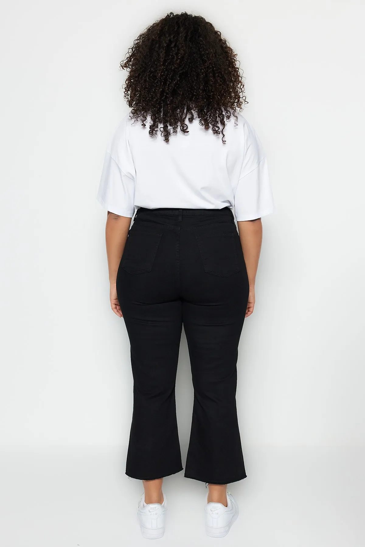 Trendyol Curve  Schwarze, lichtechte High-Waist-Jeans in Culotte-Passform mit kurzem Bein TBSSS23AR00014