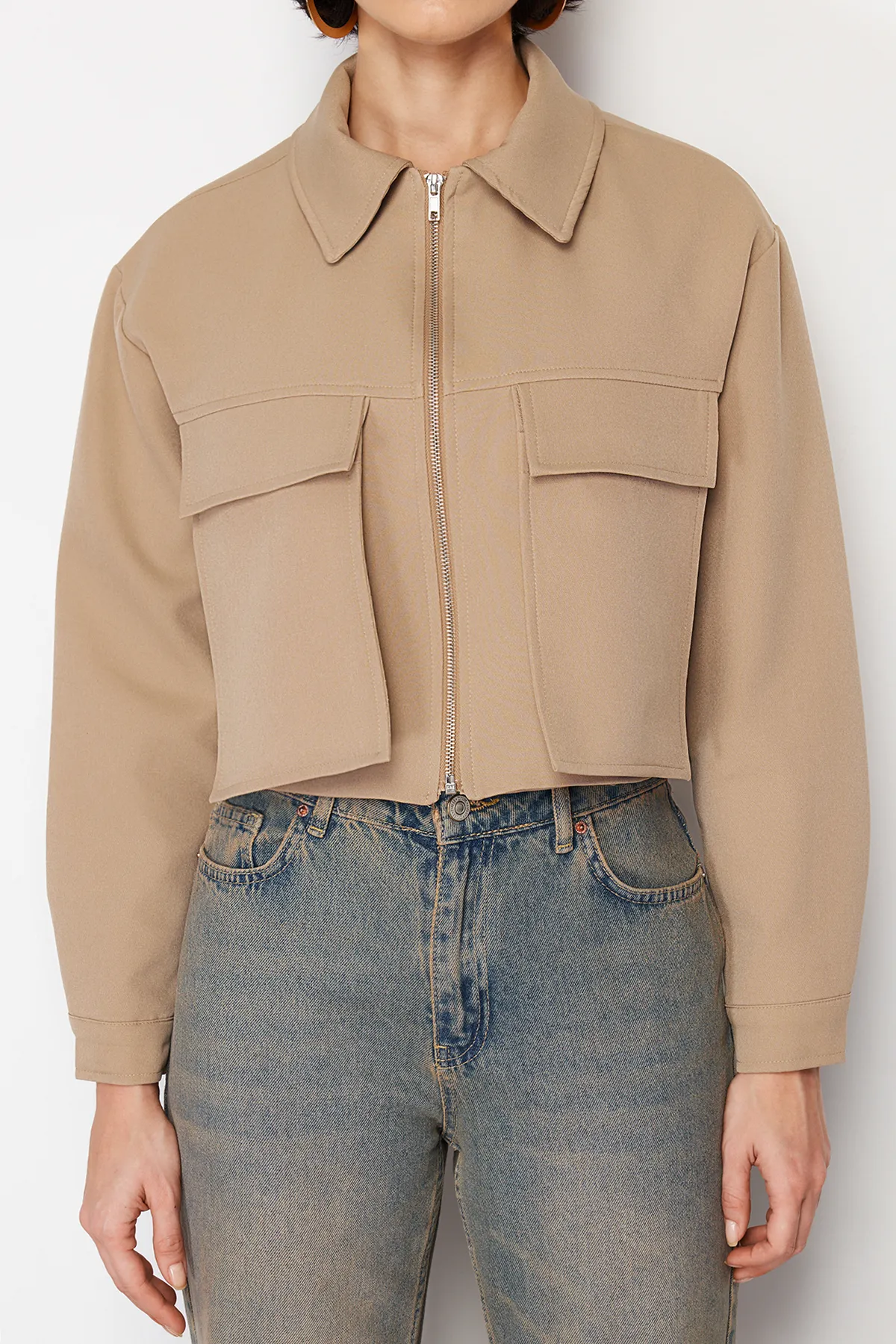 Trendyol Collection  Nerzfarbene Utility-Crop-Webjacke mit Taschendetails TWOSS24CE00031