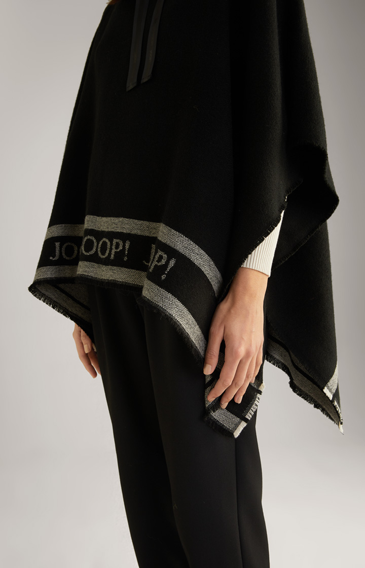 Poncho in Schwarz
