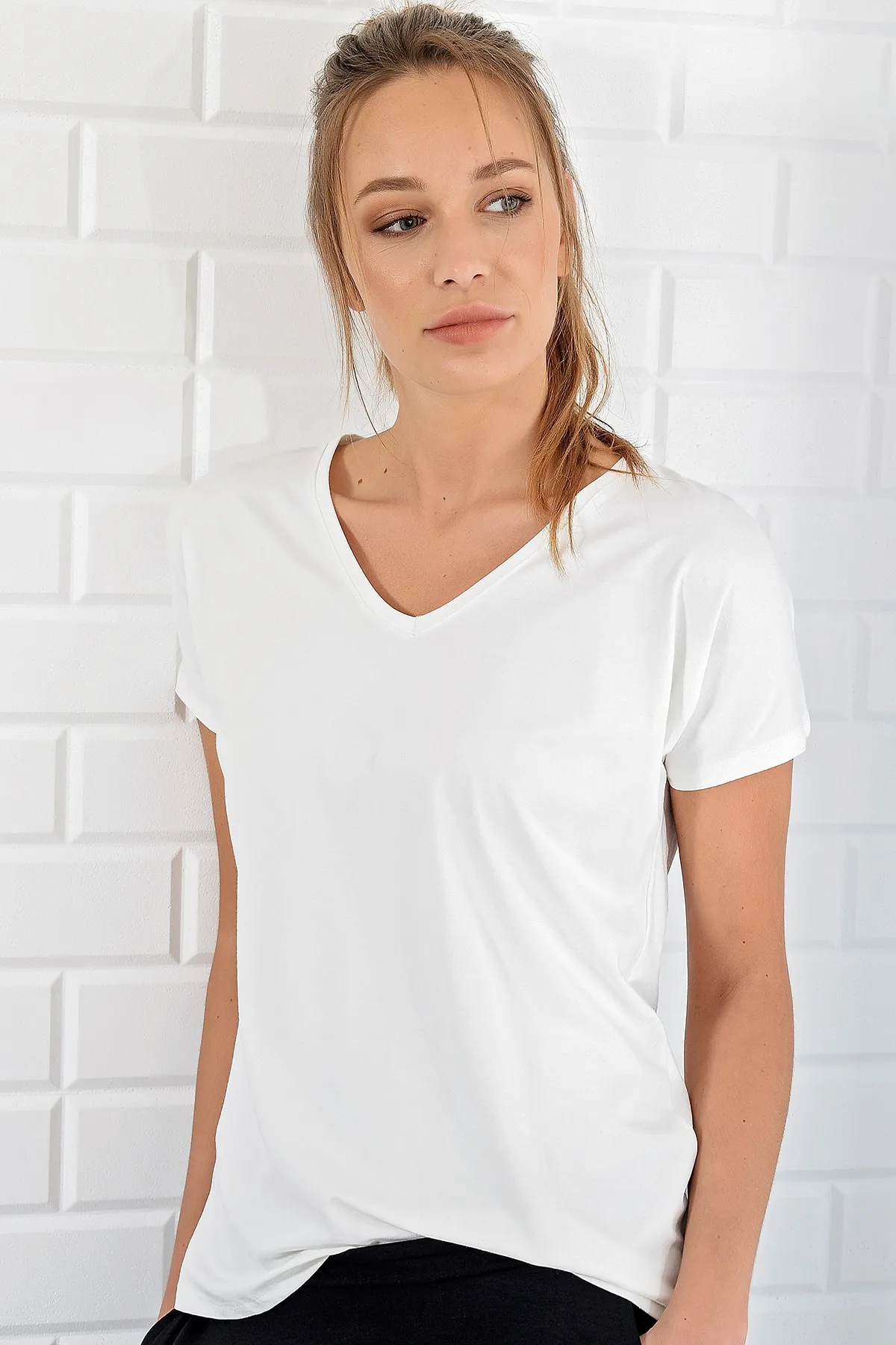 Trend Alaçatı Stili  Weißes Damen-Basic-T-Shirt mit V-Ausschnitt ALC-1045-A