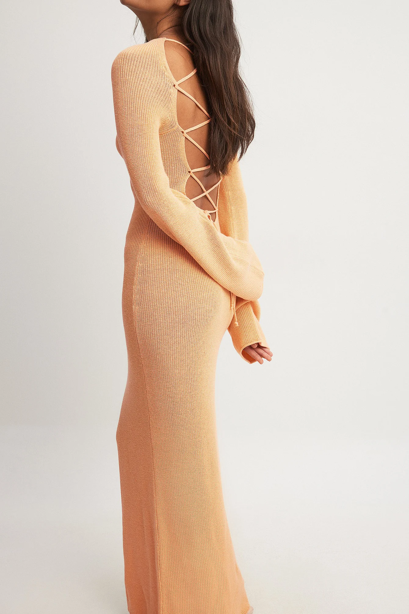 Kleid mit offenem gekreuztem Rücken