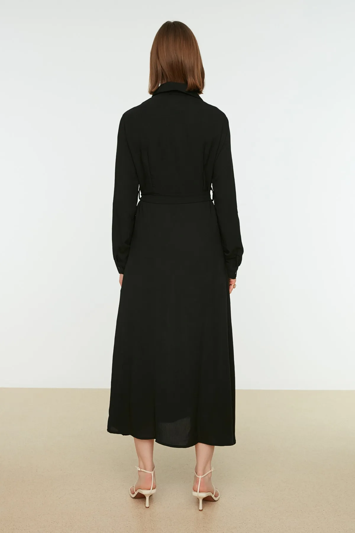 Trendyol Modest  Schwarzes gewebtes Kleid mit Hemdkragen und Gürtel TCTSS21EL3352