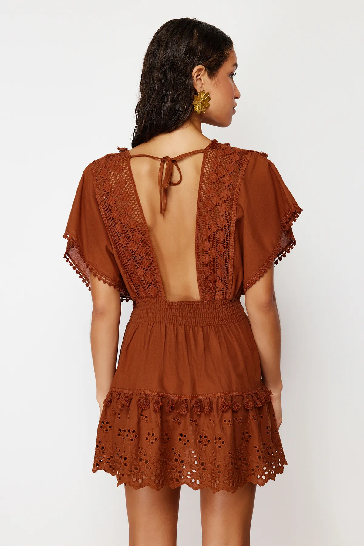 Trendyol Collection  Braunes Mini-Strandkleid aus 100 % Baumwolle mit gewebten Brode-Details TBESS21EL1248