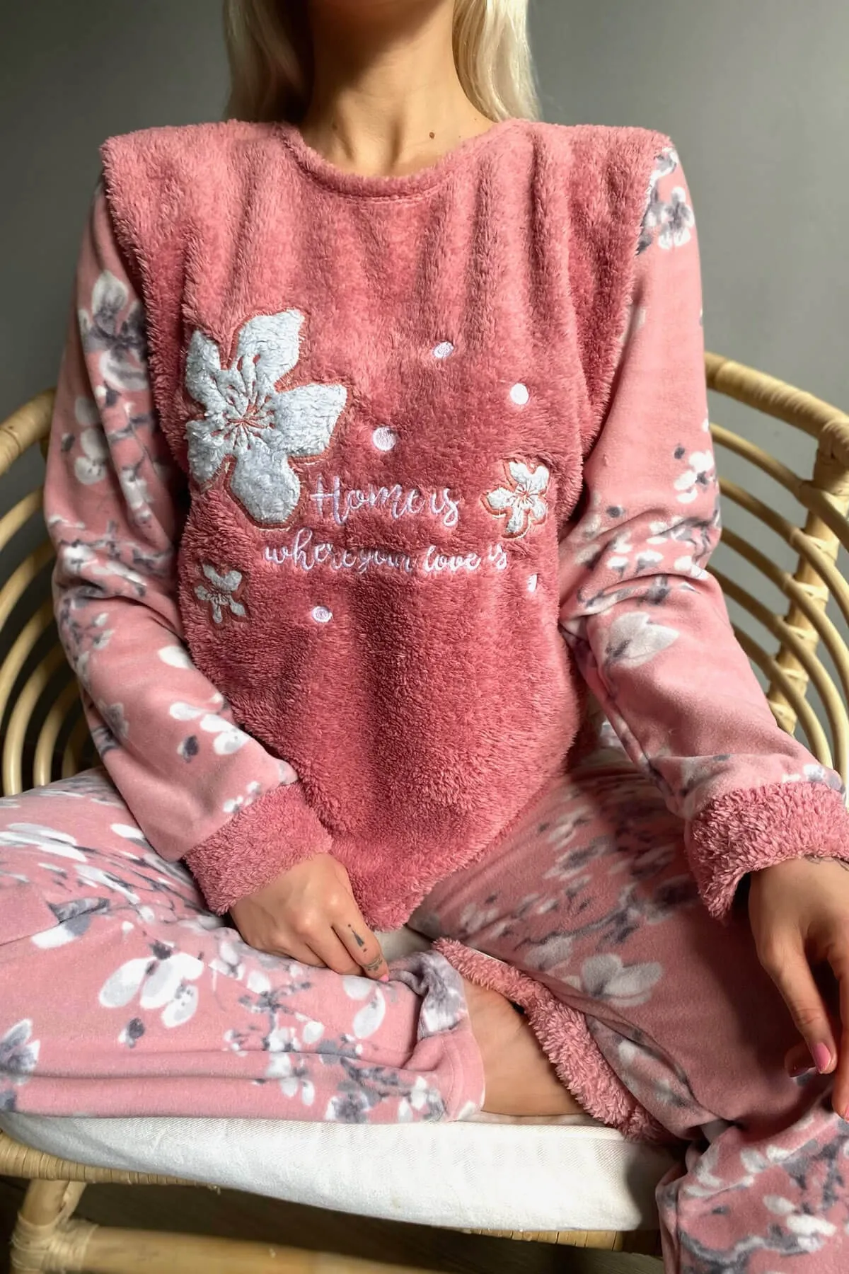 Pijamaevi  Plüsch-Pyjama-Set für Damen mit rosa Blattmuster