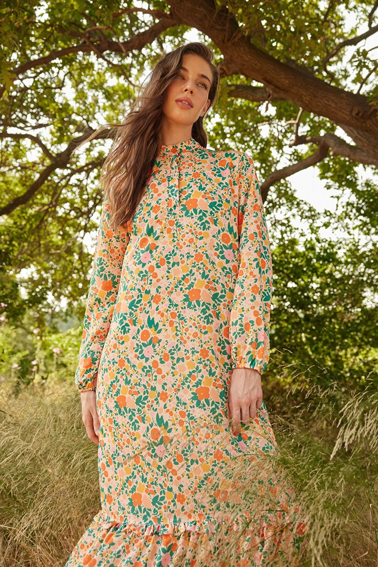Trendyol Modest  Oranges, florales, gewebtes Kleid mit halber Knopfleiste und Rüschenspitze, gefüttert TCTSS21EL3353