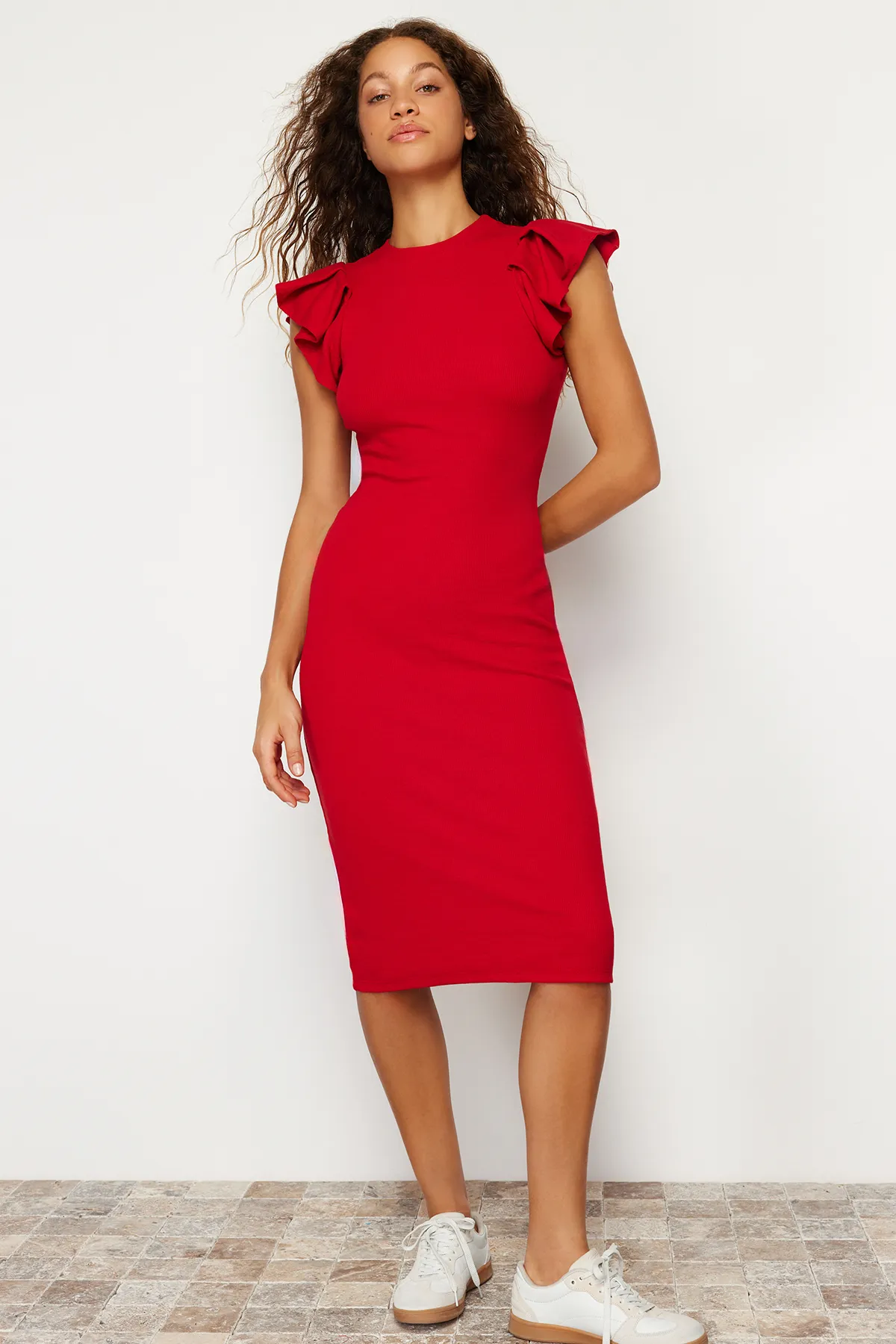Trendyol Collection  Rotes Midi-Strickkleid mit Volants und gerippten Ärmeln TWOSS23EL01708