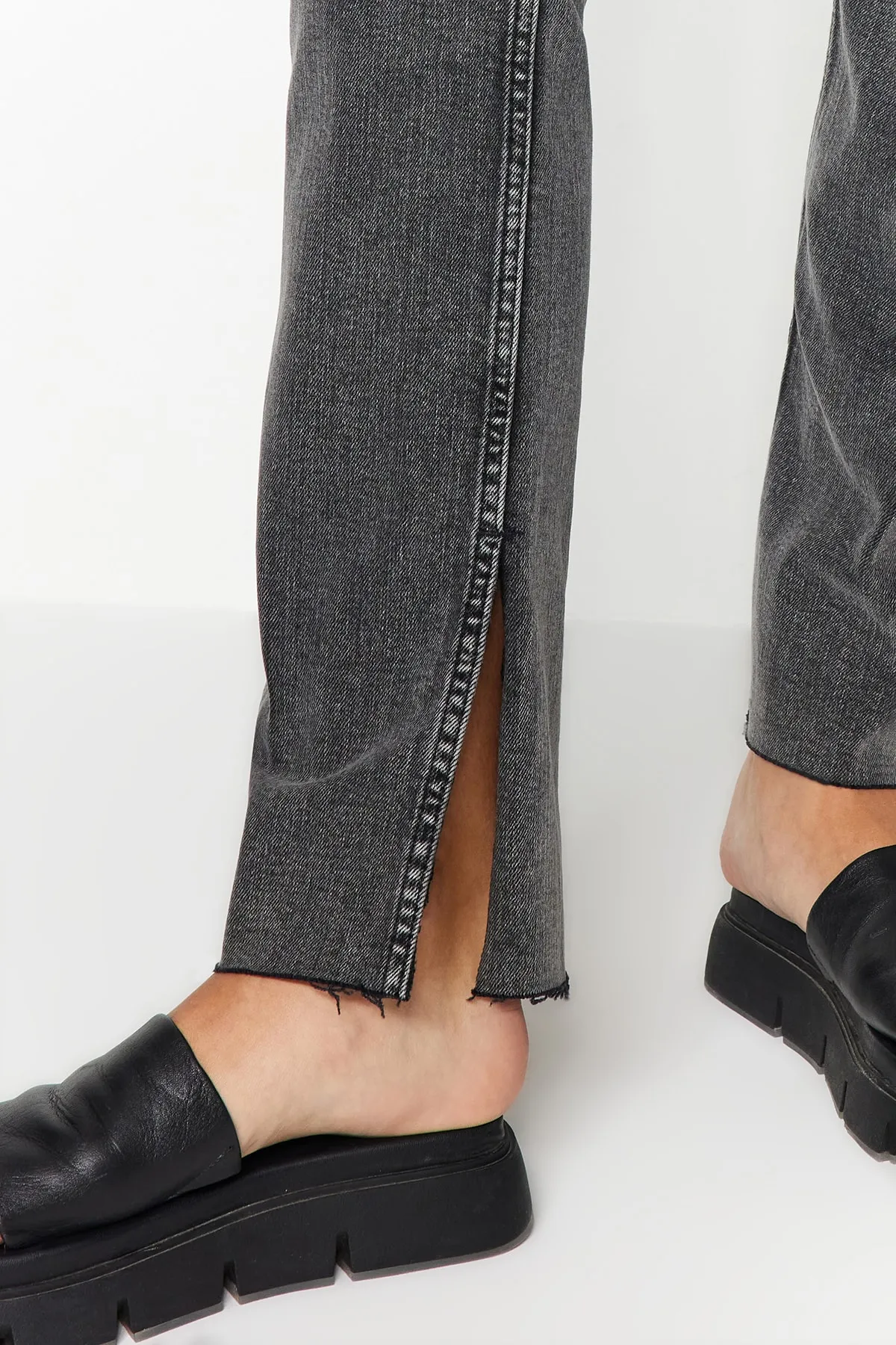 Trendyol Collection  Anthrazitfarbene High Waist Slim Flare Jeans mit Schlitz TWOAW22JE0382