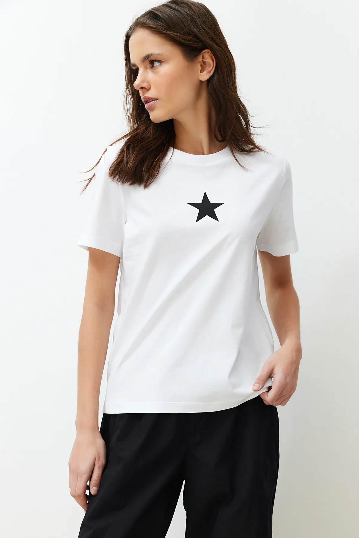 Trendyol Collection  Weißes Strick-T-Shirt mit Rundhalsausschnitt und Stern-Aufdruck, Regular/Regular Fit, 100 % Baumwolle TWOSS24TS00095