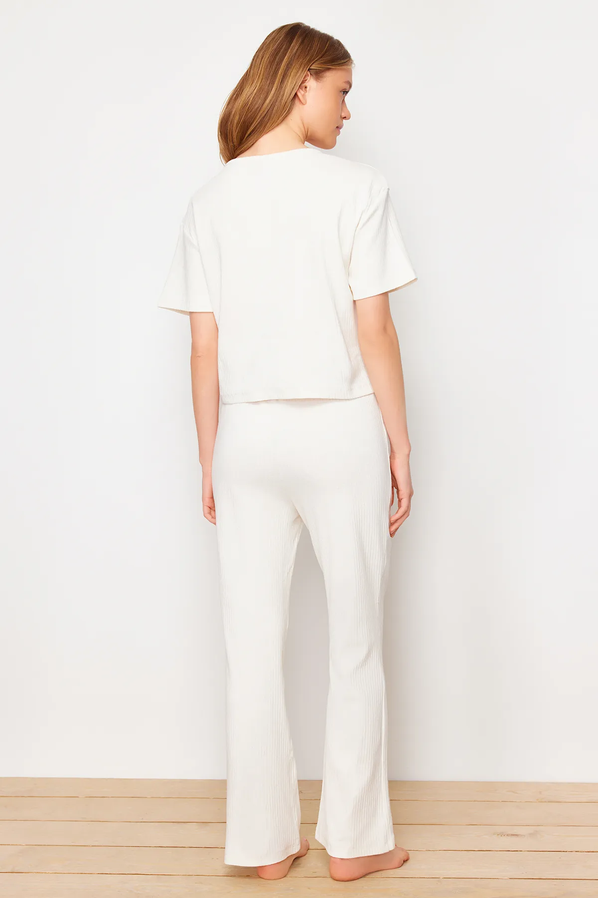 Trendyol Collection  Ecrufarbener, mit Slogan bedruckter, detaillierter Gummi-T-Shirt-Hose aus schnurgebundener Baumwolle, gestrickter Pyjama THMSS21PT1016