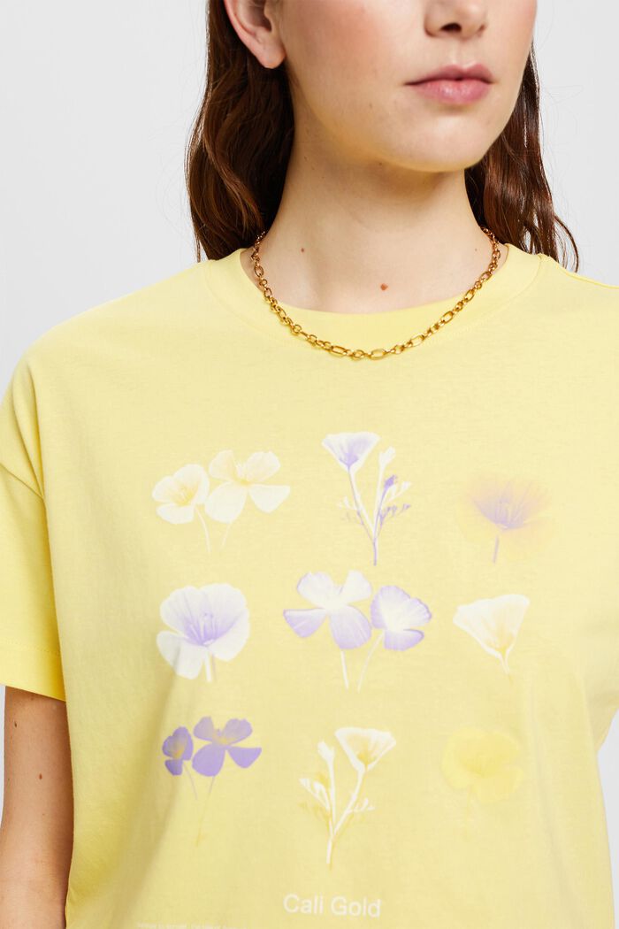 T-Shirt mit floralem Print auf der Brust