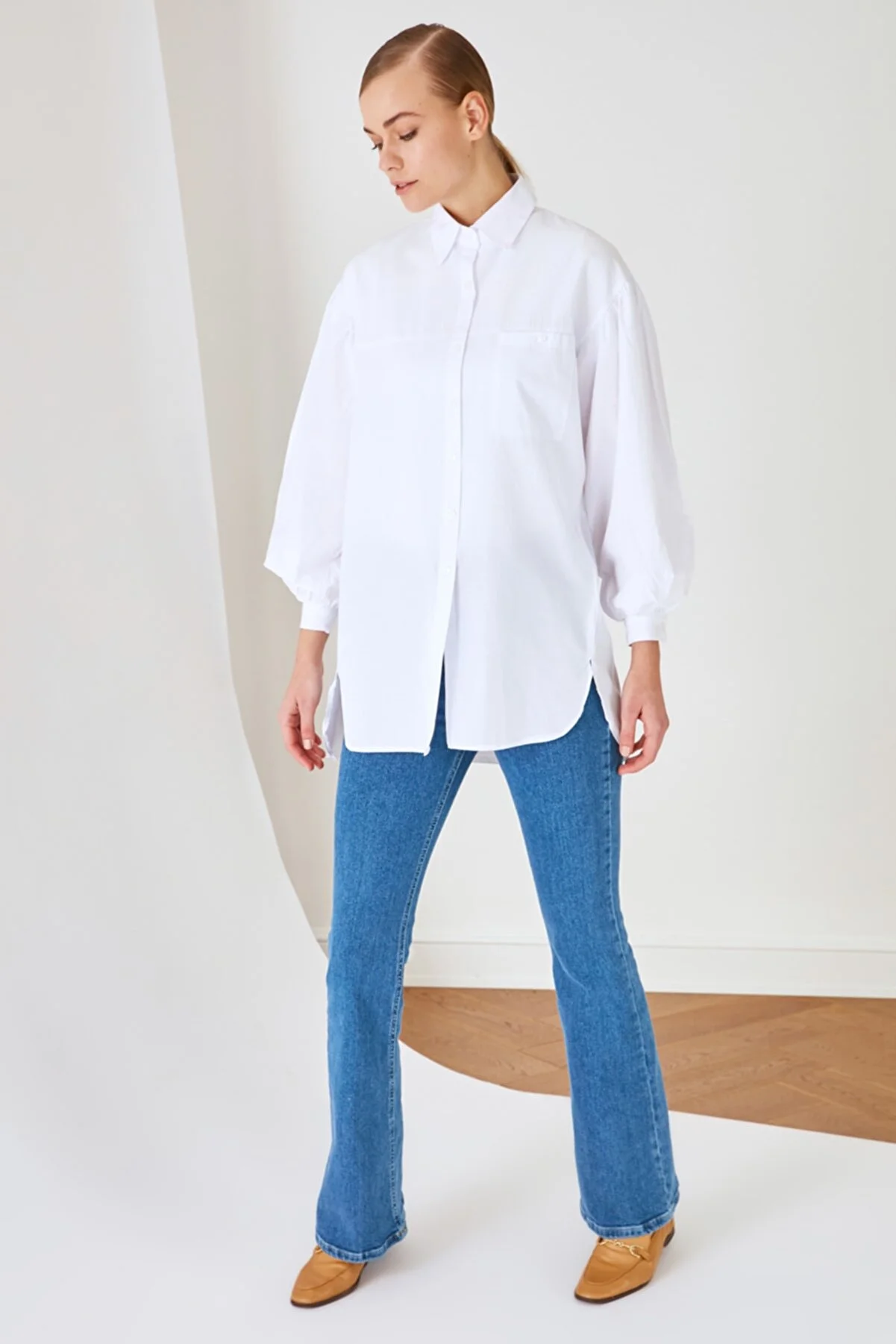 Trendyol Modest  Weißes, gewebtes Basic-Hemd mit Ballonärmeln und langer Gesäßtasche TCTSS21GO0976