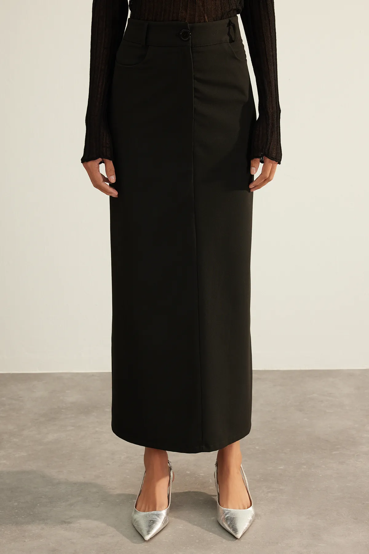 Trendyol Collection  Schwarzer, hochwertiger, hochwertiger Midi-Webrock mit hoher Taille und Schlitzdetail hinten TWOAW24ET00106