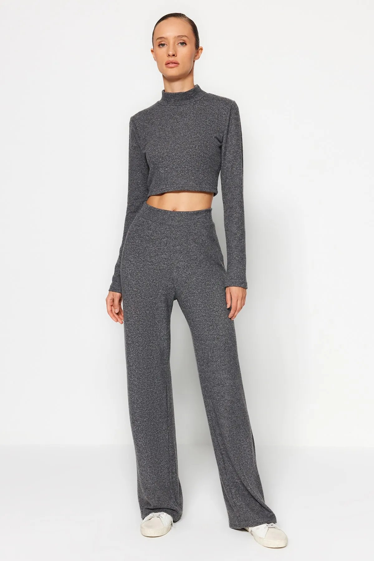 Trendyol Collection  Anthrazitfarbenes, weiches Crop-Top mit Stehkragen und weitem Bein/weitem Bein, gestricktes Unterteil-Oberteil-Set TWOAW24AU00077