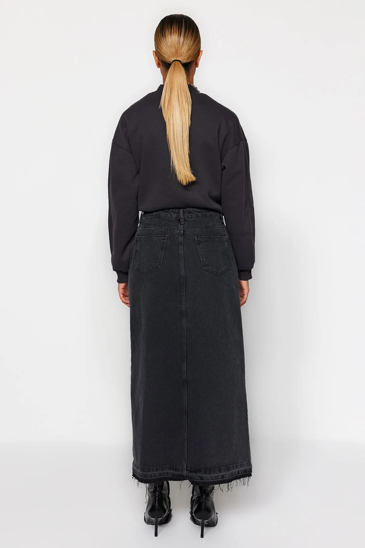 Trendyol Collection  Schwarzer geschlitzter Maxi-Jeansrock TWOSS23ET00289
