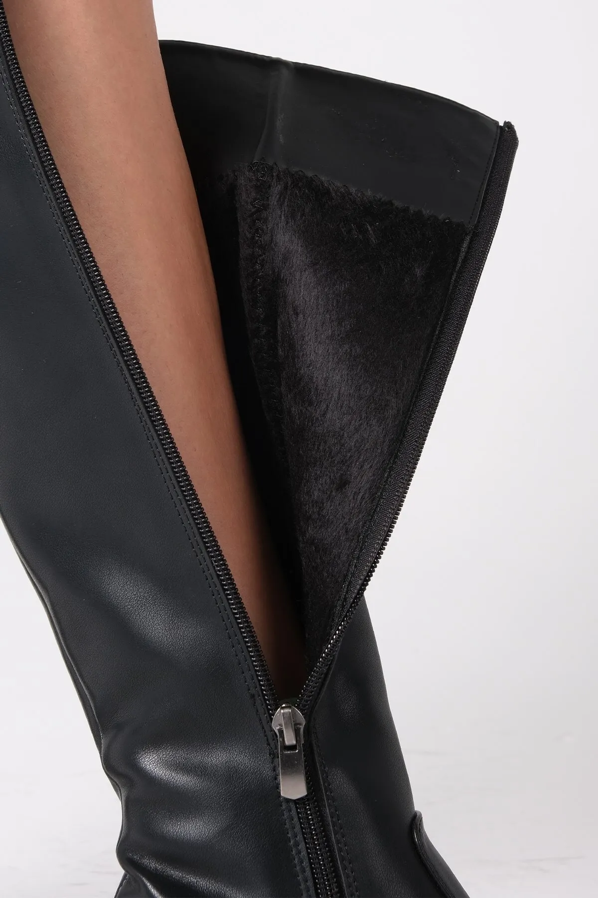 Mio Gusto  Schwarze Mila-Stiefel mit spitzem Zehenbereich und seitlichem Reißverschluss und dünnem Pelzfutter für Damen
