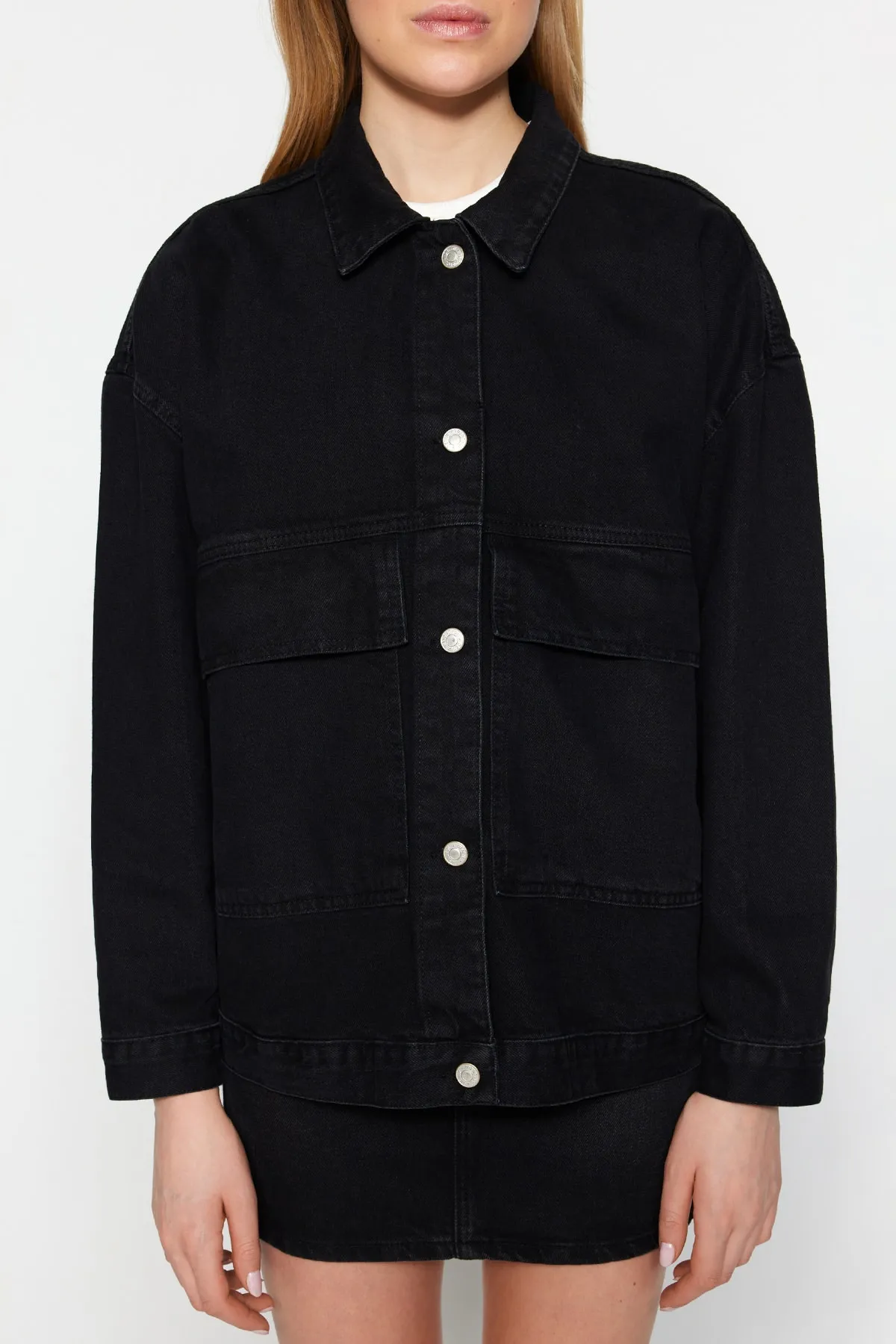 Trendyol Collection  Schwarze Oversize-Jeansjacke mit Taschendetail TWOSS23CE00021