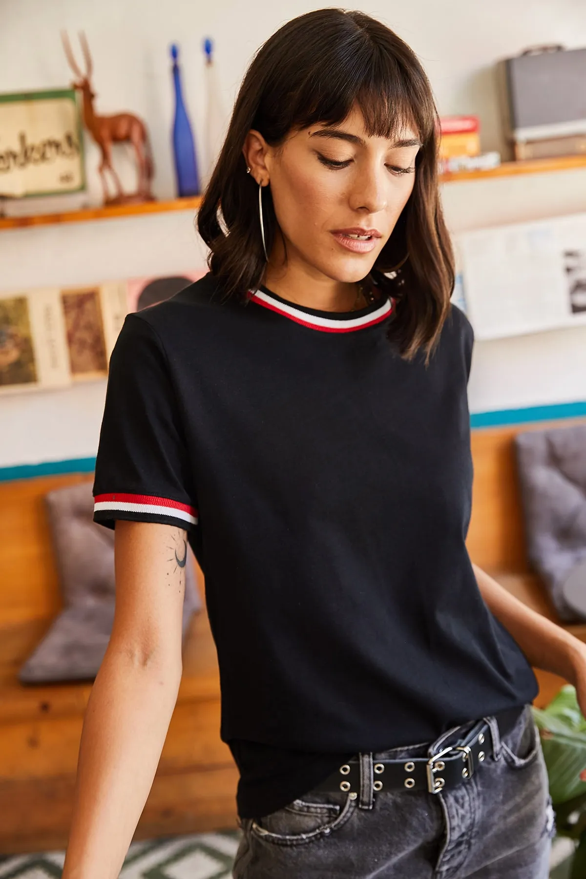 Olalook  Schwarzes Damen-T-Shirt mit Ärmeln und Kragen TSH-19000562