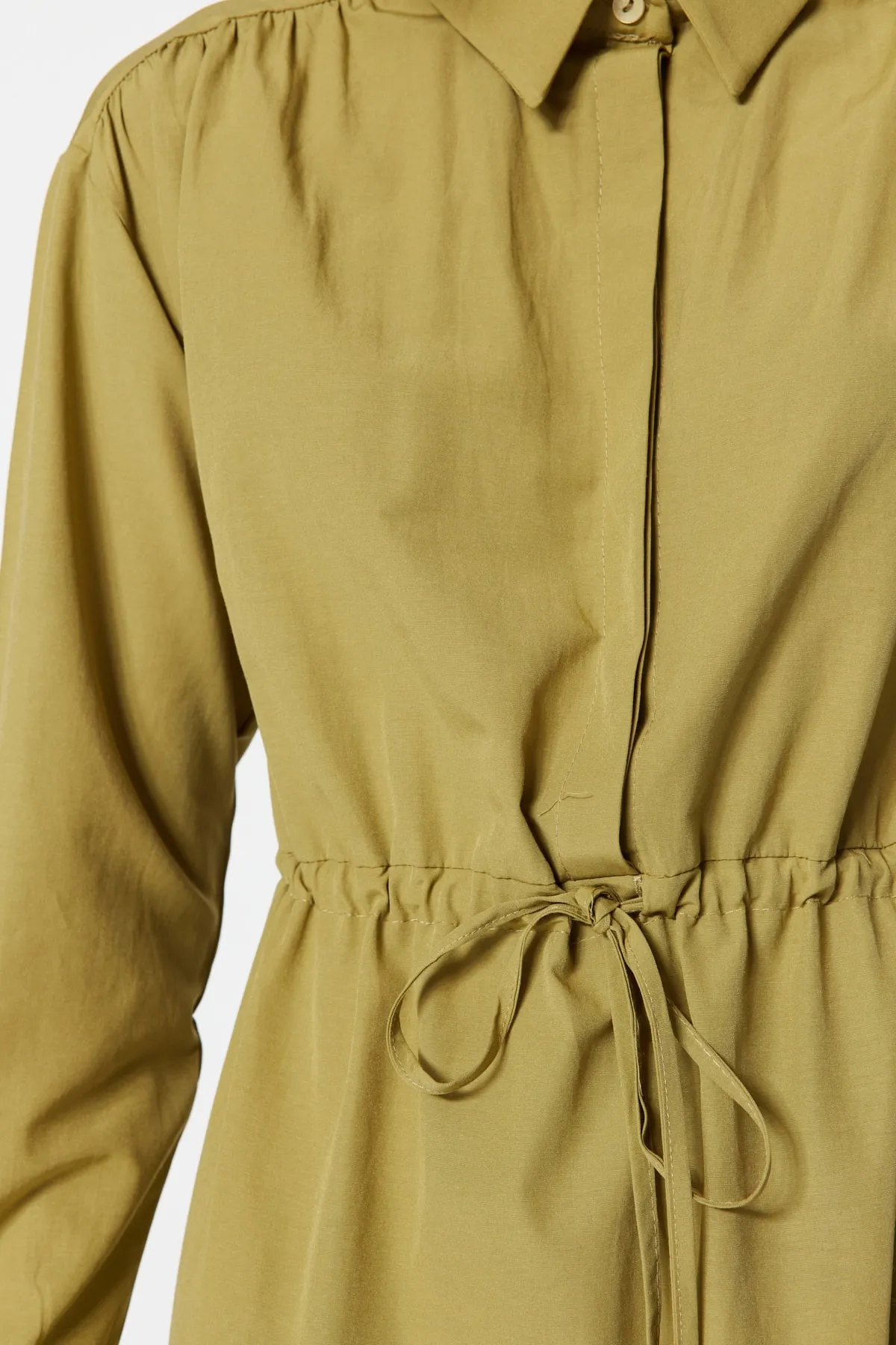 Trendyol Modest  Hellkhakifarbenes Kleid aus gewebter Baumwolle mit geraffter Taille TCTSS23EB00067