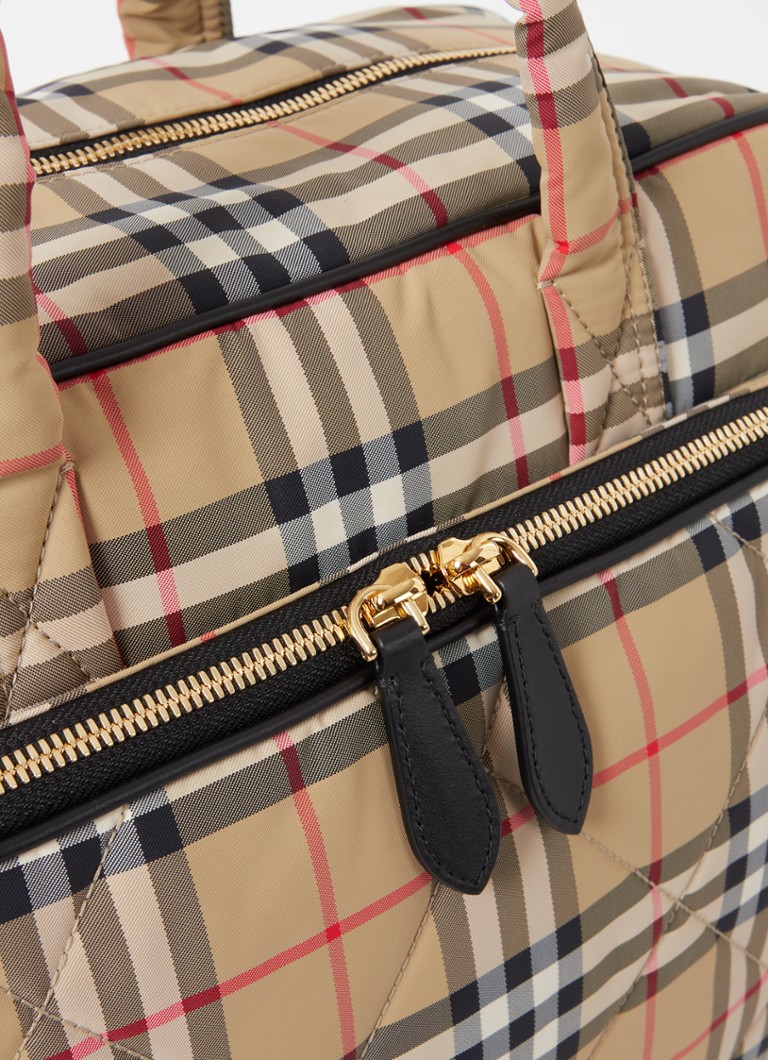Burberryn ruutukuvioinen hoitolaukku ja hoitoalusta