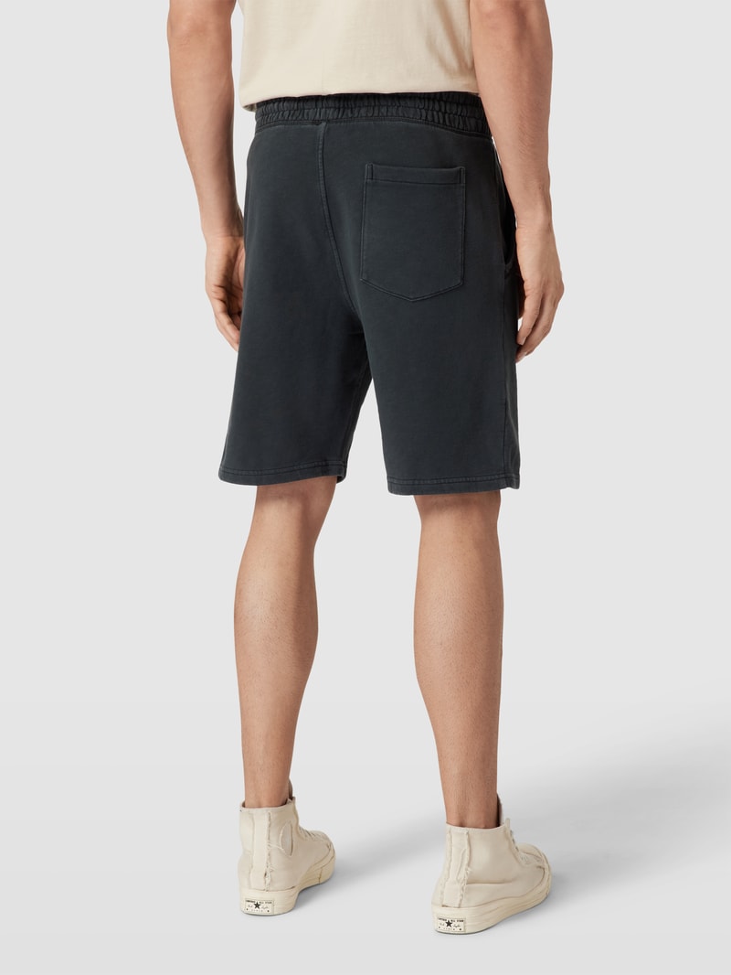 Shorts mit seitlichen Eingrifftaschen in schwarz