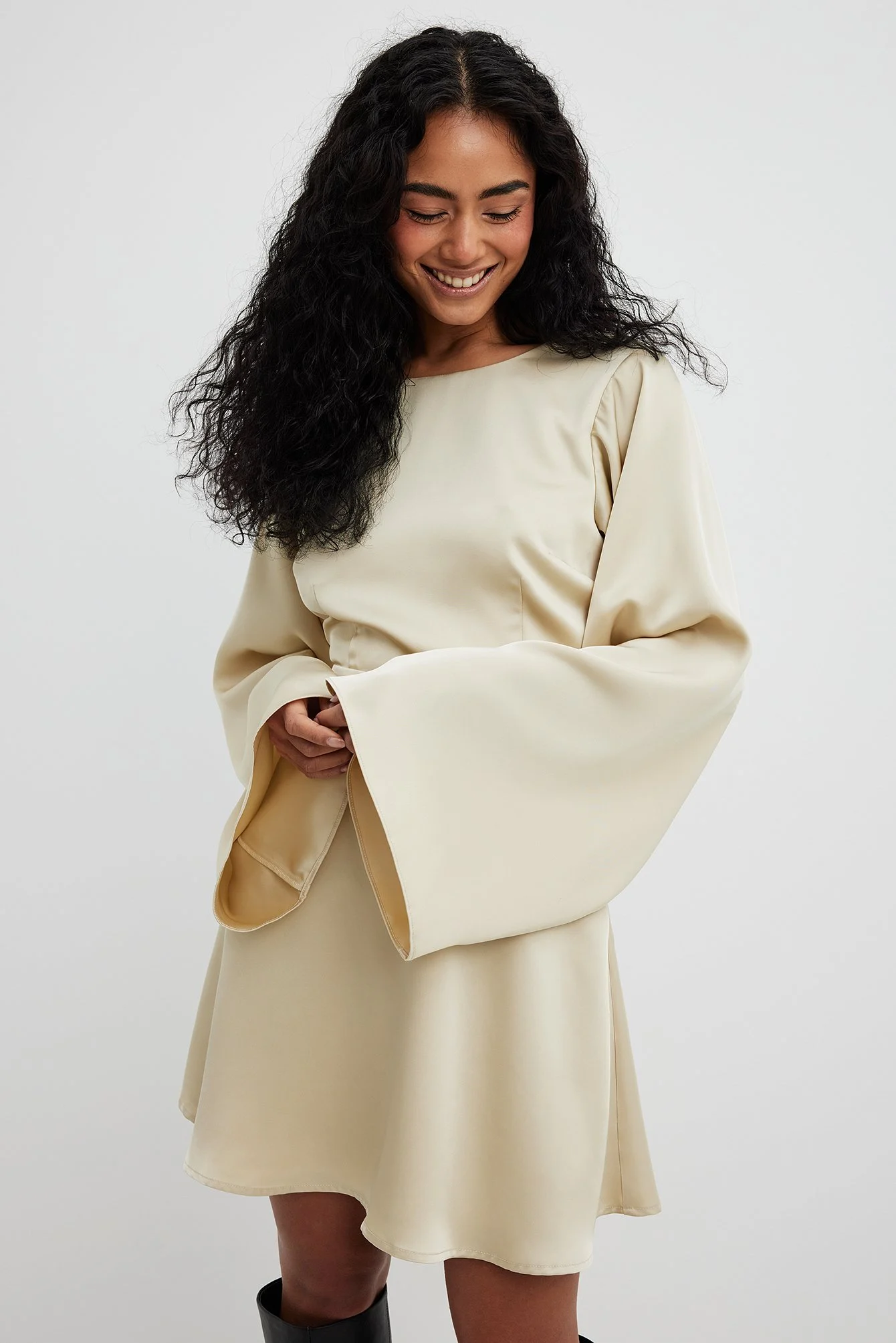 Kleid mit offener Rückenpartie