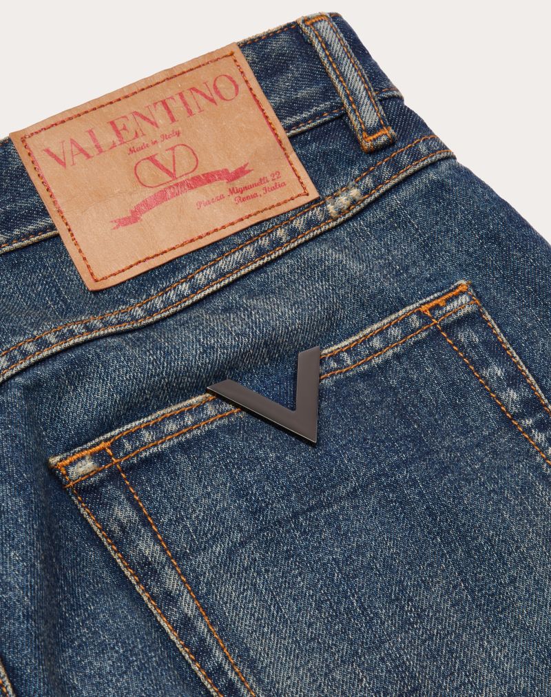 DENIMBUKSER MED METALLISKE V-DETALJER