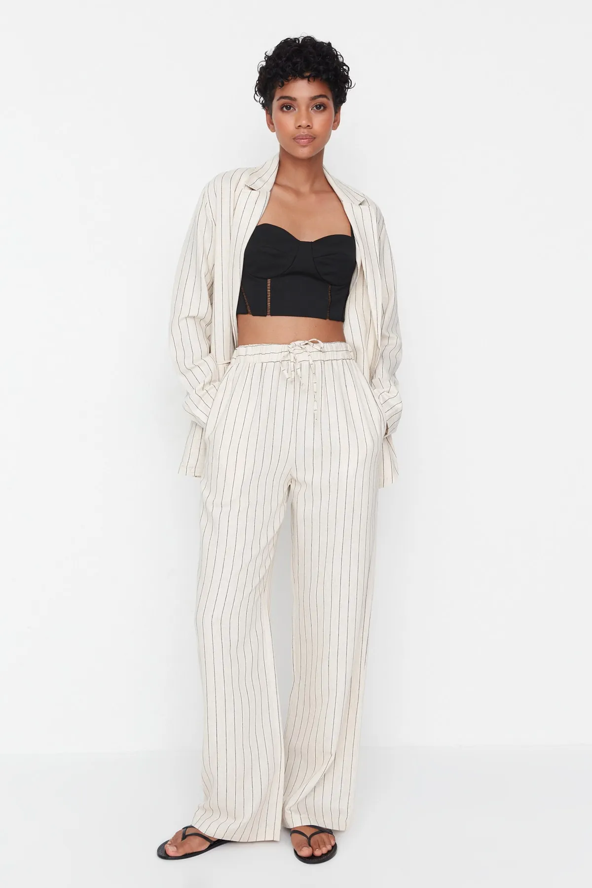Trendyol Collection  Beigefarbene Webhose mit hoher Taille TWOSS22PL00068