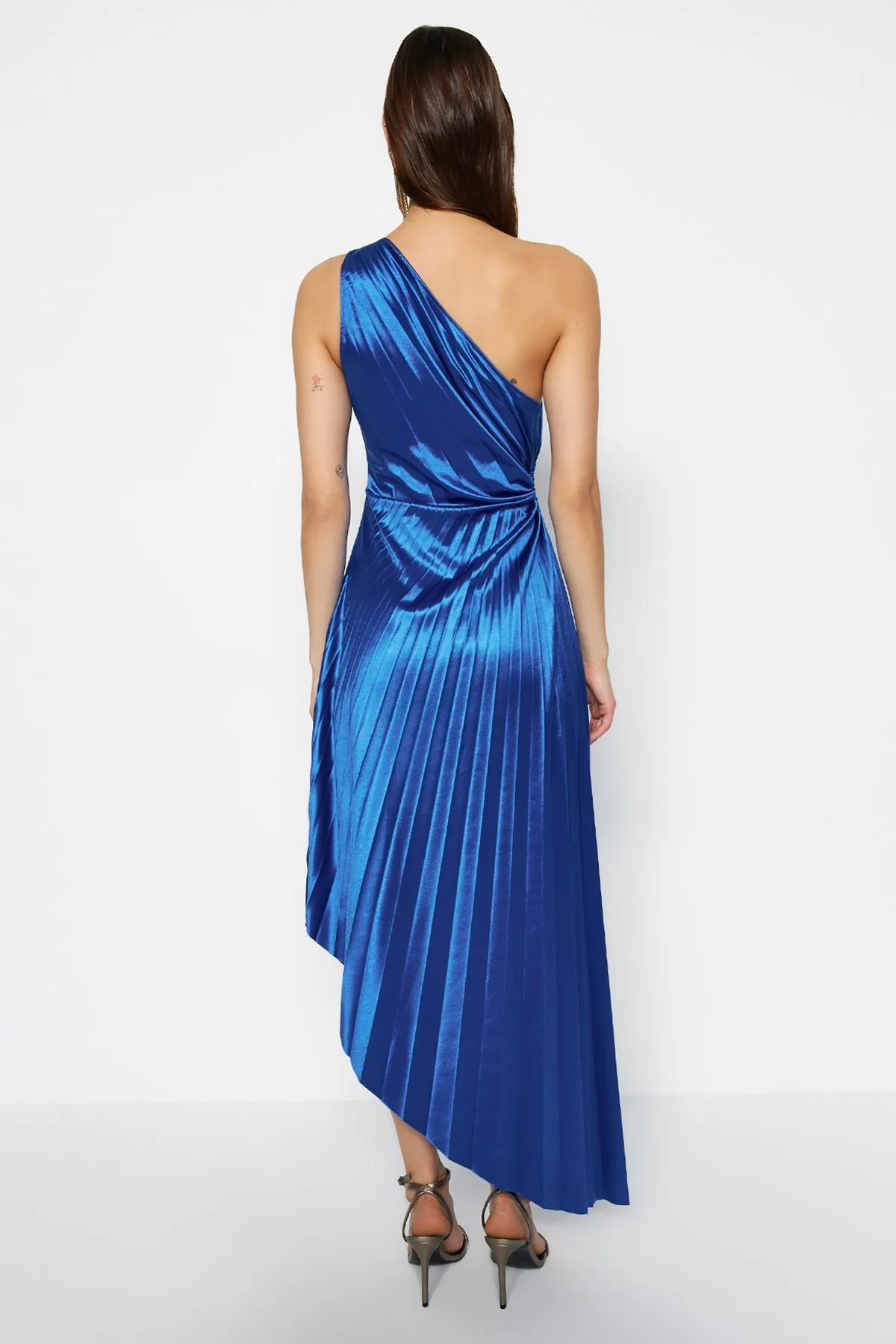 Trendyol Collection  Saks Asymmetrisches, gestricktes, plissiertes, elegantes Abendkleid aus Satin TPRSS23EL00557