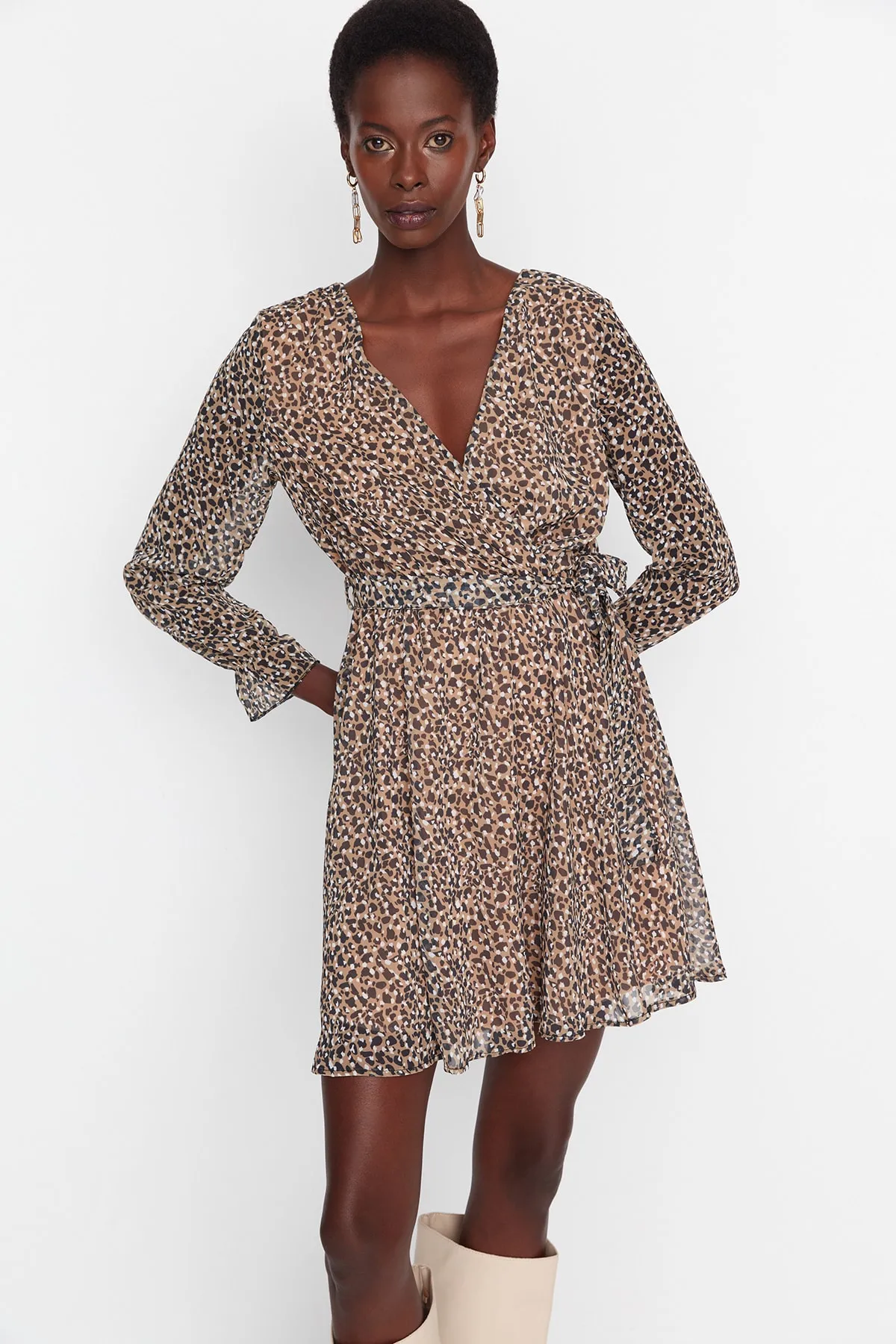 Trendyol Collection  Kamelfarbenes, zweireihiges Mini-Webkleid mit Leopardenmuster und Gürtel TWOSS20EL0626
