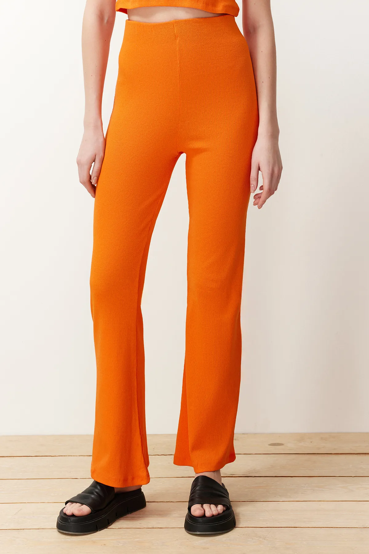 Trendyol Collection  Orangefarbenes Set aus Oberteil und Unterteil mit Rundhalsausschnitt, gerippter, dehnbarer Strickbluse und Hose TWOSS21AU0160