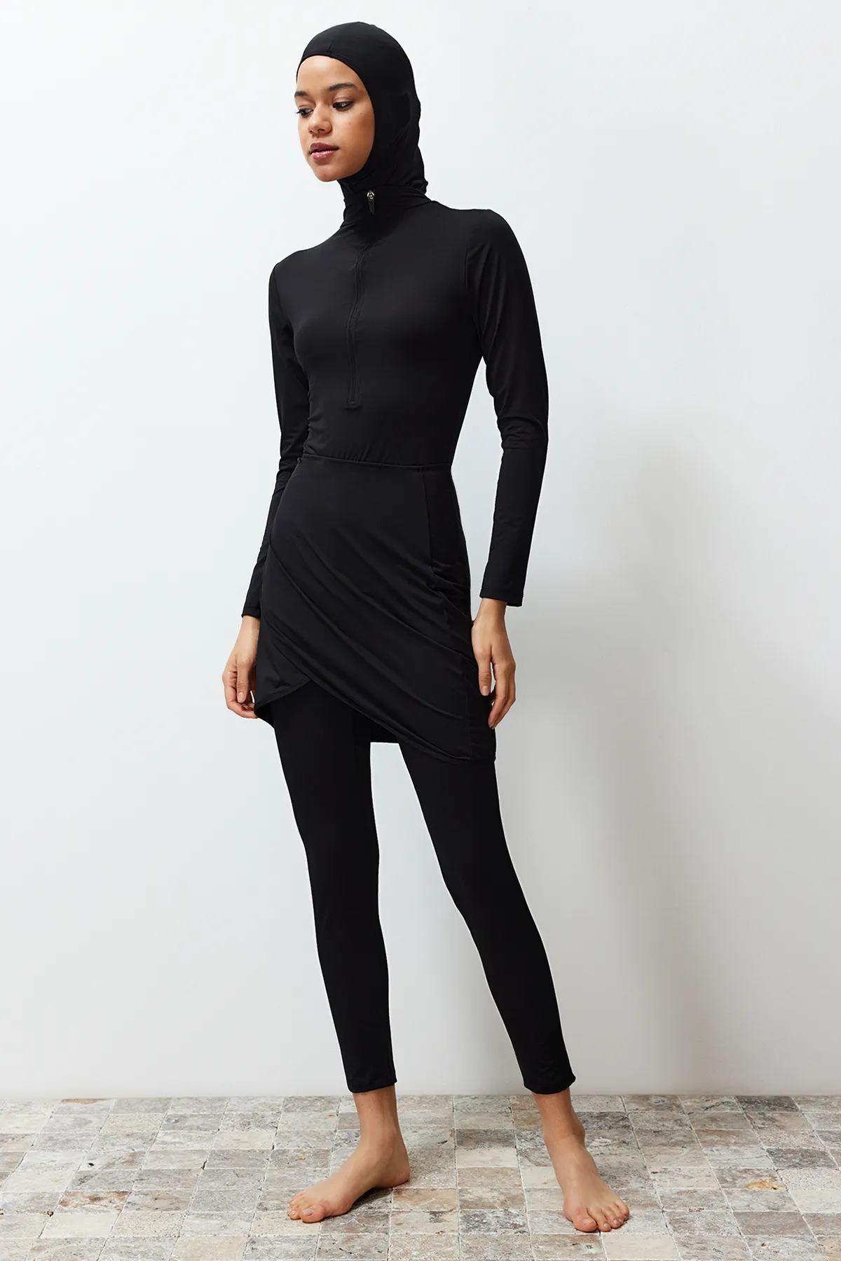 Trendyol Modest  Schwarzes, farbblockiertes Beachwear-Badeanzug-Set mit vollständiger Abdeckung, 4-teilig TCTSS24CF00003
