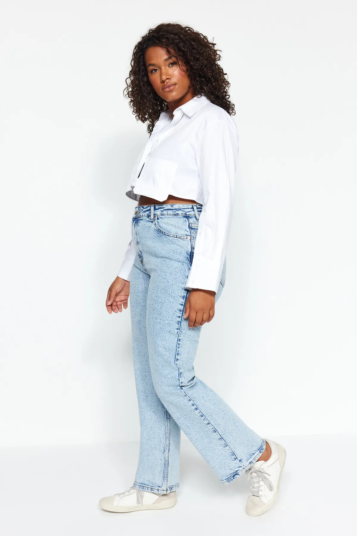 Trendyol Curve  Hellblaue Straight-Fit-Jeans TBBAW24CJ00045