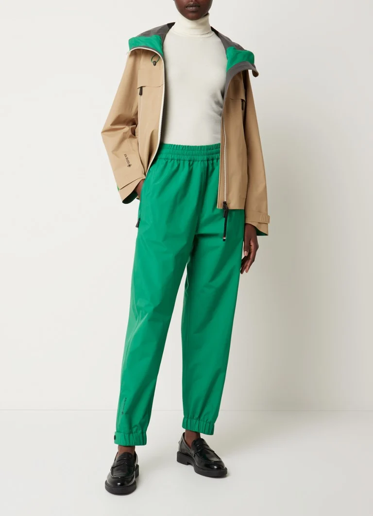 Pantaloni da jogging Moncler a vita alta, impermeabili, con taglio affusolato e tasche con zip.